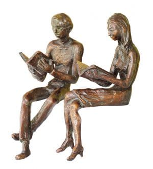 Birgit Stauch: Skulpturenpaar / Kantenhocker „Buchleser & Buchleserin“, Metallguss