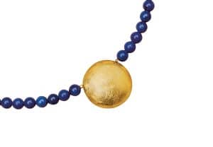 Petra Waszak: Collier “Sonnenscheibe” mit Lapislazuli-Perlen