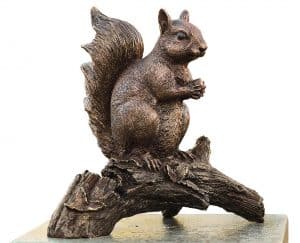 Gartenskulptur „Eichhörnchen mit Nuss“, Bronze
